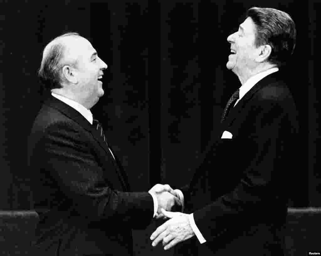 Март 1985 года. Михаил Горбачев избран новым генеральным секретарем ЦК КПСС. Новый лидер обещает проводить более открытую и дружелюбную внешнюю политику и начать серьезные перемены внутри страны. Подобные заявления советские вожди делали и раньше, но на сей раз все было серьезно. В СССР и в самом деле началась "перестройка". На фото – Михаил Горбачев и президент США Рональд Рейган приветствуют друг друга во время одной из их первых личных встреч
