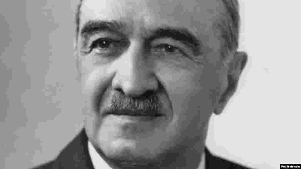 Анастас Микоян (на момент смерти Сталина - министр внутренней и внешней торговли СССР) — Пол Уайтхаус. Один из самых известных британских комиков снимался в "Шоу Фрая и Лори" и еще нескольких десятках юмористических телепередач, а в кино появлялся в одной из серий "Гарри Поттера". Анастас Микоян - один из немногих советских политиков, кому удалось пережить и Ленина, и Сталина, и Хрущева и остаться живым: он ушёл в отставку лишь при Леониде Ильиче Брежневе. Тем не менее, документы показывают, что в конце 1940-х годов Микоян, вместе с Молотовым, мог быть жертвой очередной "чистки" в Кремле: показания против него выбивались у обвиняемых по делу "Еврейского антифашистского комитета"