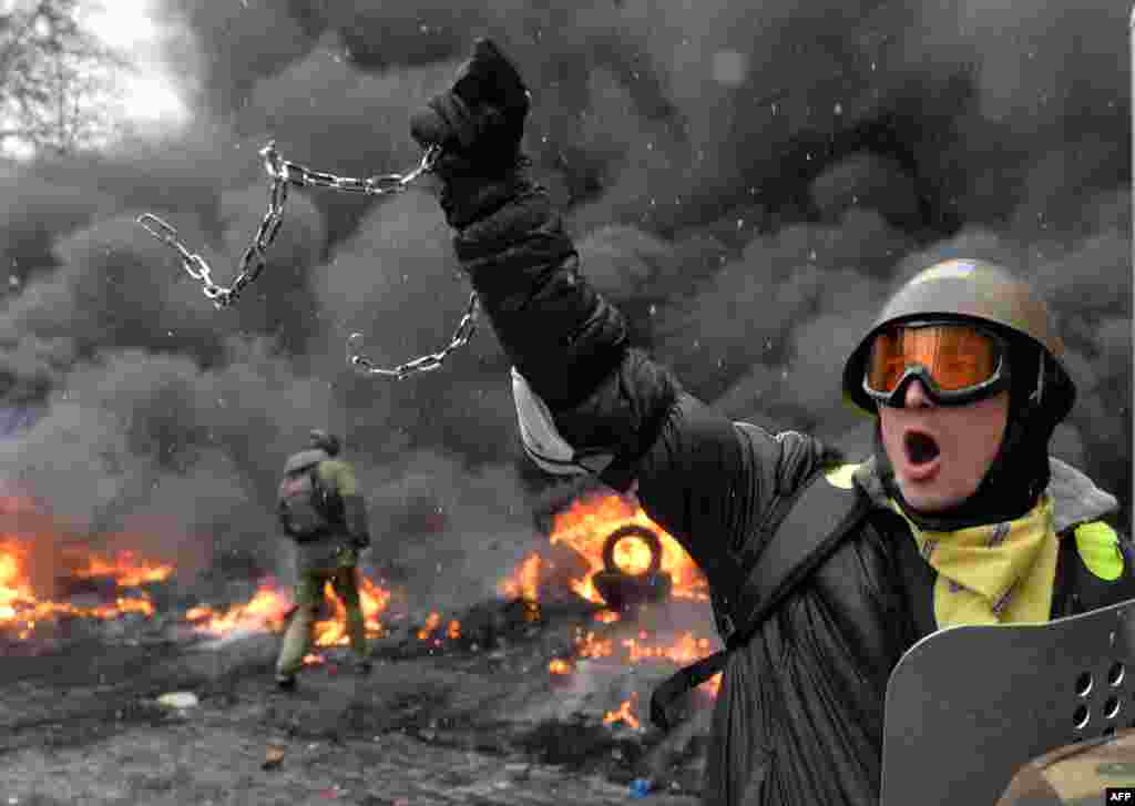21 ноября 2013 года правительство Николая Азарова решило приостановить процесс подготовки к подписанию соглашения об ассоциации с ЕС. Это произошло в тот момент, когда президент Виктор Янукович в Вене уверял журналистов, что евроинтеграция Украины продолжается. Отказ от евроинтеграции возмутил значительную часть общества