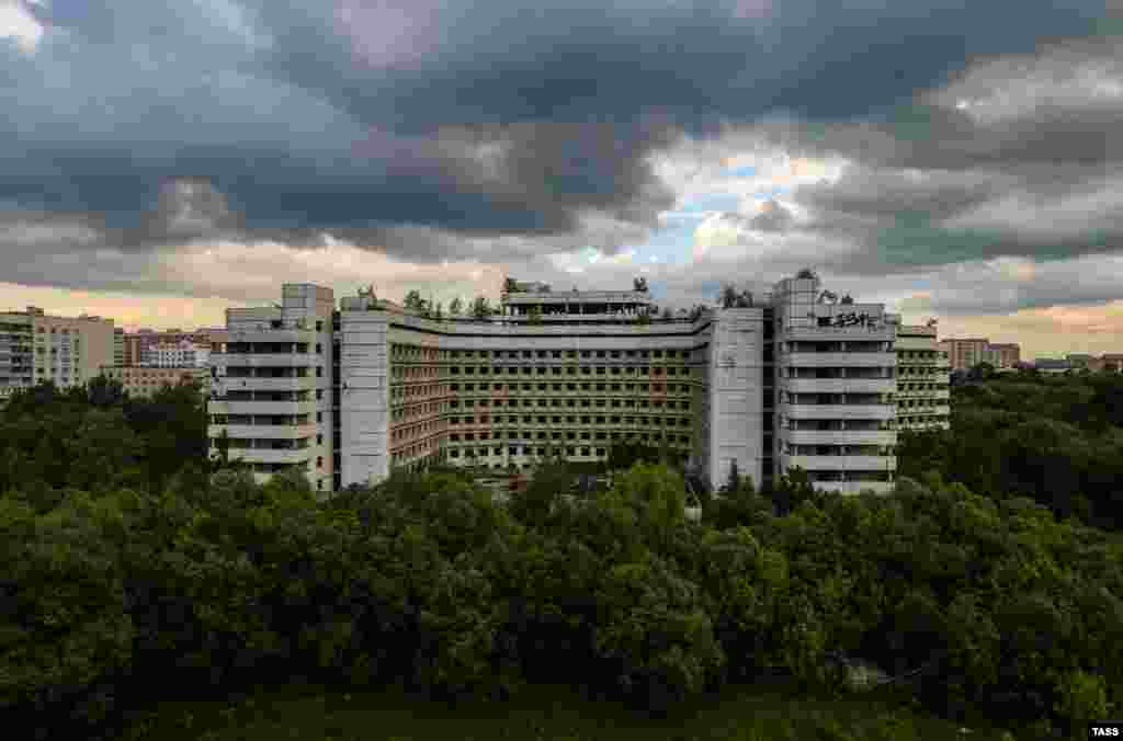 Ховринская больница – самый известный и мистический московский долгострой. Больничный комплекс возвели за пять лет в начале 1980-х, но на финальном этапе стройка остановилась. Среди горожан ходят легенды, что здание – "обитель зла". Любители острых ощущений регулярно пробираются на заброшенный объект, но не все оттуда уходят в целости и сохранности. Здесь постоянно происходят трагедии: люди по неосторожности падают в шахты лифта или срываются с крыш 