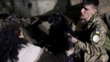 В Киеве разбирают завалы жилых домов, разрушенных российскими ударами