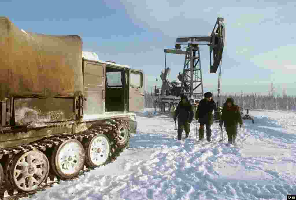 В 1986 году цены на нефть на мировом рынке упали с 27 до 10 долларов за баррель. В результате бюджет СССР, который, как и бюджет России, в значительной мере формировался за счет продажи нефти и газа иностранным партнерам, сильно "просел". А советское руководство лишилось возможности оказывать щедрую финансовую поддержку своим сателлитам по всему миру (странам-участникам Варшавского договора, Кубе и странам Африки) 