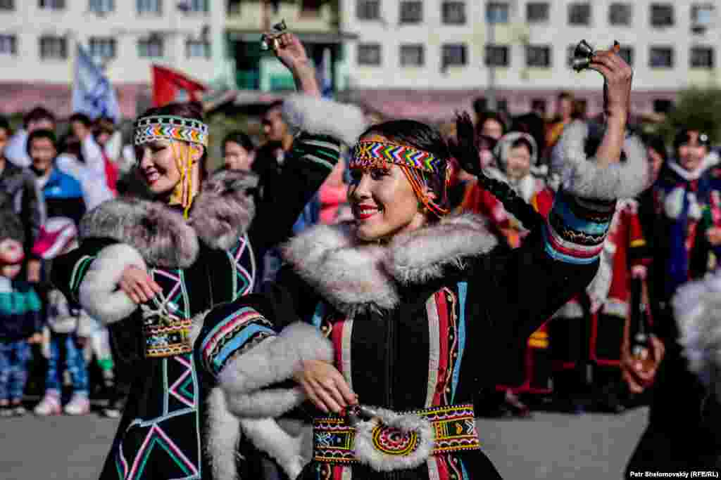 Одна из этих групп – долганы, коренное население Таймыра. По языку они относятся к тюркским народам. На фото – женщины в традиционных долганских нарядах танцуют народный танец