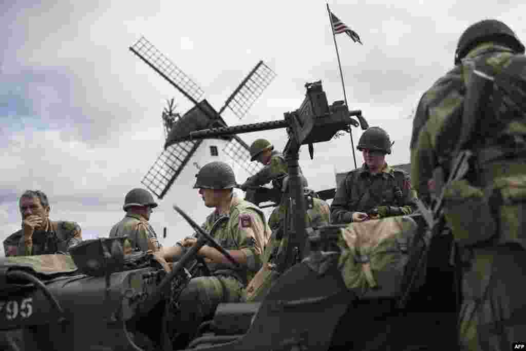 В тщательно отрепетированных "военных действиях" использовали настоящую раритетную технику и боевое оружие
