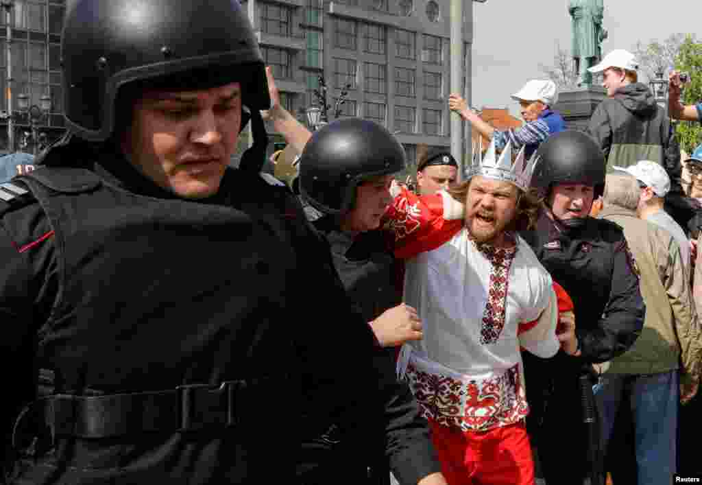 По предварительным данным "ОВД-Инфо", всего по России задержали более 1000 человек, в Москве – более 570. Сначала полиция задерживала людей на самой Пушкинской площади: полиция вклинивалась в толпу, выхватывала людей, после чего избивала участников акции дубинками. "Рвут одежду, валят на землю", – сообщает корреспондент Настоящего Времени. Москва, Пушкинская площадь. ОНЛАЙН трансляция с акции – ЗДЕСЬ