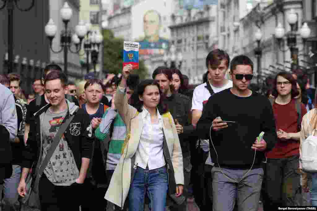 В какой-то момент участникам акции удалось прорваться на Арбат, где в тот момент полиции не было. Там они даже развернули баннер в поддержку политзаключенных. Но вскоре подъехали автозаки. Фото: Сергей Савостьянов/ТАСС
