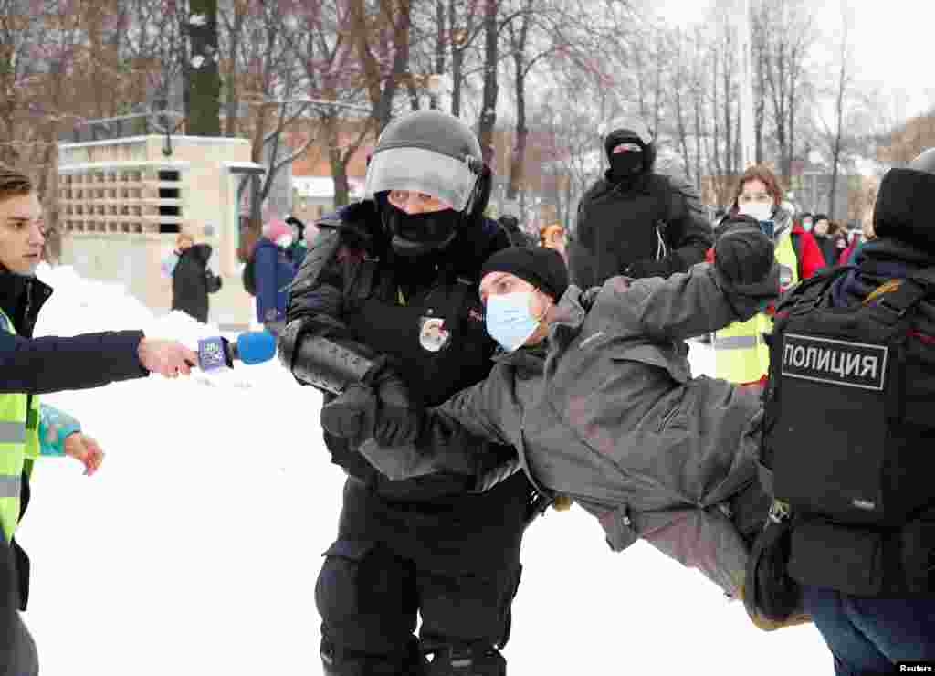 Во время протестной акции в Петербурге силовики применили к митингующим электрошокеры, 