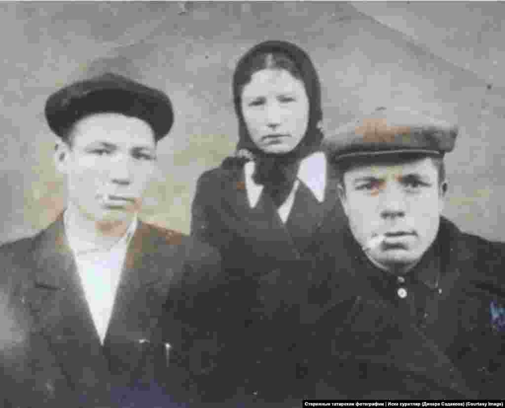 Садеков Хусяин Садек-улы (справа). Фото было сделано в 1950-е годы в Донецке Ростовской области, куда он уехал с женой работать на угольной шахте. Уроженец села Татарское Маклаково Нижегородской области умер в 1998 году и похоронен в родном селе. Военную службу проходил в Москве и области, в частях НКВД, занимающихся охраной заключенных. Также всю жизнь занимался плотничеством. На фото с ним – родной брат Садеков Умар с женой Санией. Фото Динары Садековой