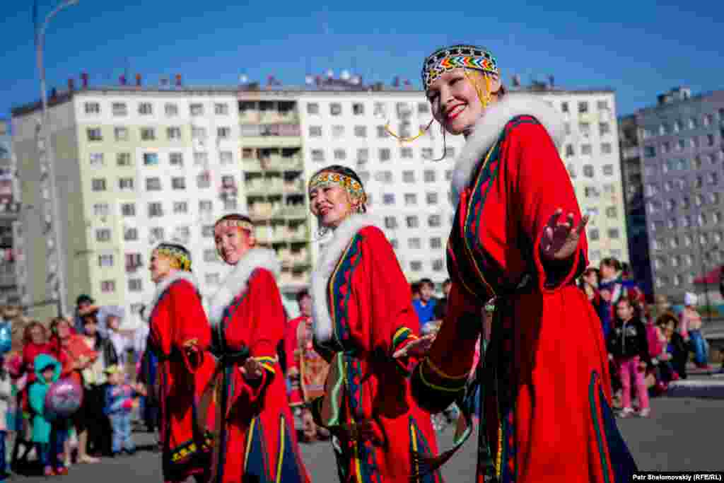 Энцы – вымирающая, но в то же время самая ассимилированная народность. В России их осталось чуть больше 200 человек. Большинство энцев больше не носят своих традиционных костюмов и ведут современный уклад жизни