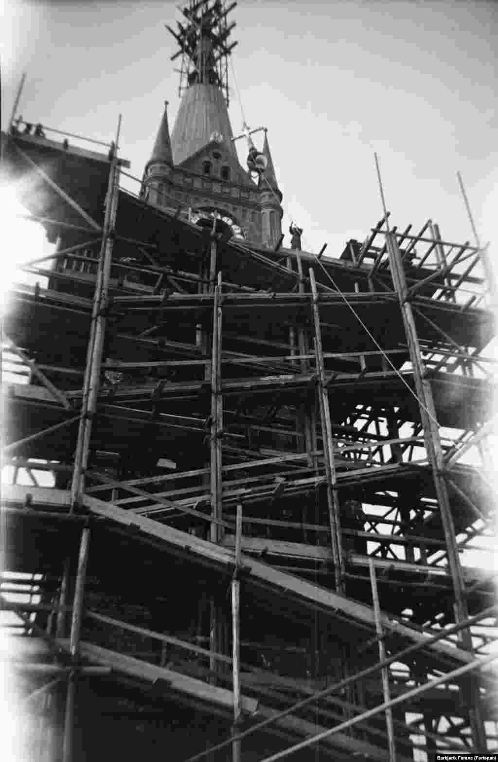 На шпиль церкви Святого Духа устанавливают крест. 1937 год