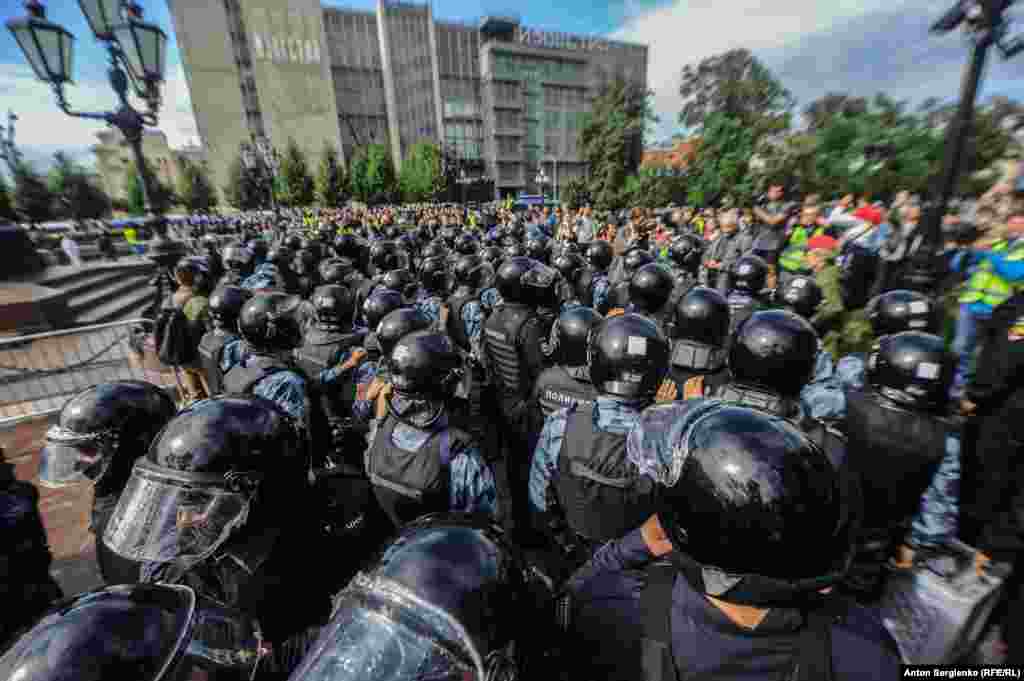 Полиция у здания "Известий" на Пушкинской площади. На этом снимке как раз видно пищевую пленку