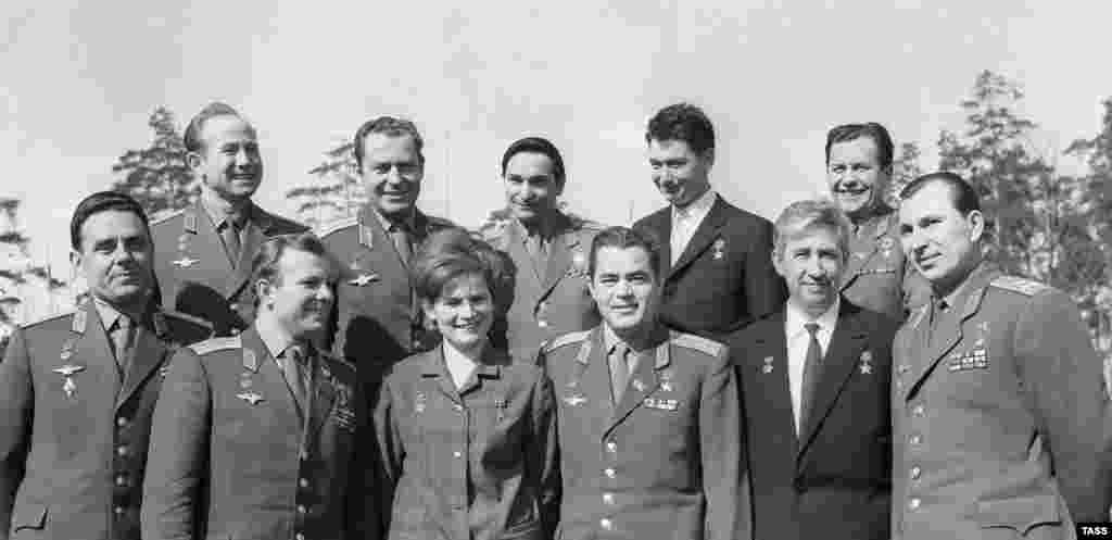 На фото – летчики-космонавты СССР (слева направо): Владимир Комаров, Алексей Леонов, Юрий Гагарин, Герман Титов, Валентина Николаева-Терешкова, Валерий Быковский, Андриян Николаев, Борис Егоров, Константин Феоктистов, Павел Попович, Павел Беляев