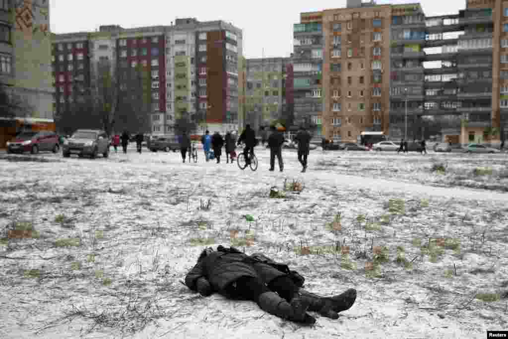 Тело женщины, погибшей в результате обстрела жилого сектора в восточной части Краматорска 