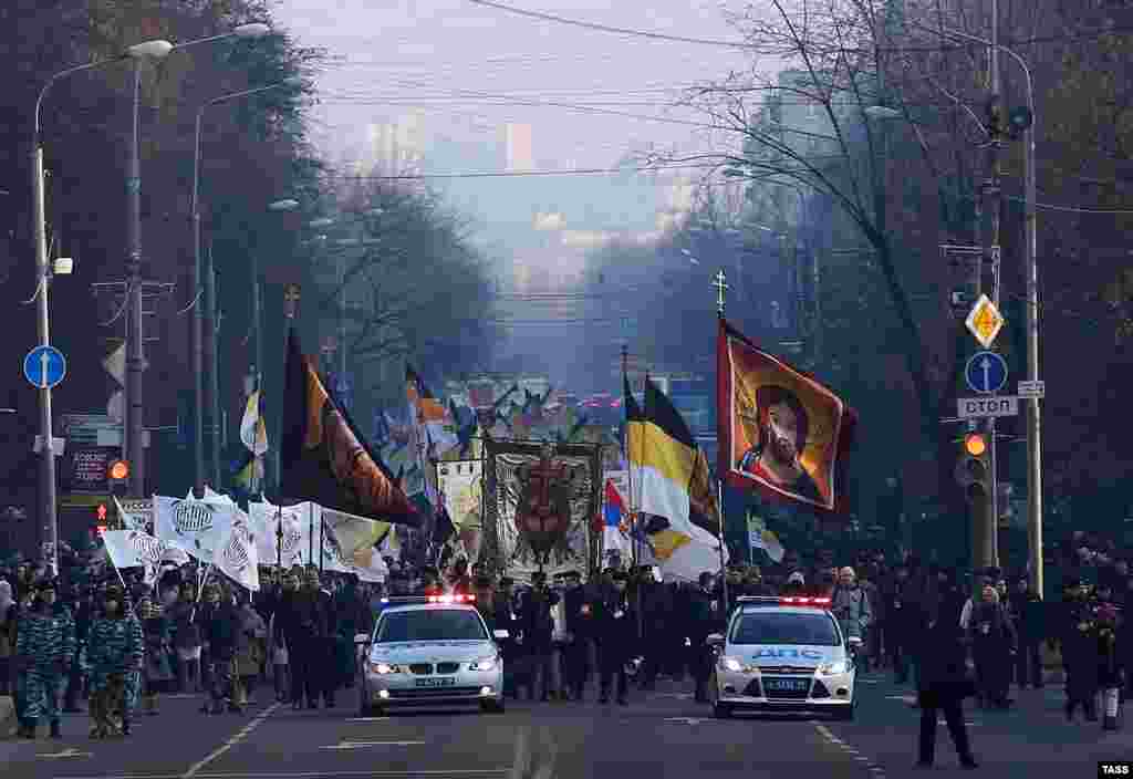 Участники "Русского марша" в День народного единства во время шествия от станции метро "Октябрьское поле" до "Щукинской". Москва 4 ноября 2014 
