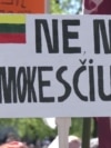 Тысячи людей протестуют в Литве против налога на недвижимость: "Нет государственному рэкету!" 