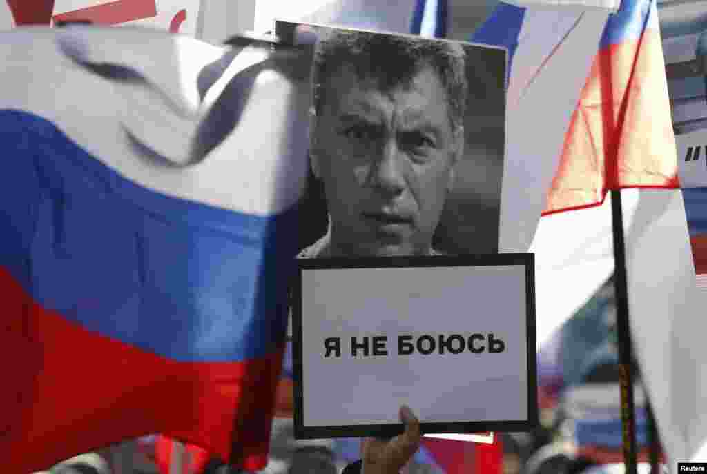 Оппозиционер Борис Немцов, один из символов антипутинского протестного движения в России, был убит в центре Москвы в феврале 2015 года. За его убийство отбывают наказание пятеро уроженцев Чечни, но адвокаты, представляющие интересы семьи Немцова, неоднократно заявляли, что заказчик преступления так и не назван, а власти не дают провести полноценное расследование. Убийство политика вызвало серию протестов по всей России: их основным лозунгом стало "Я не боюсь"