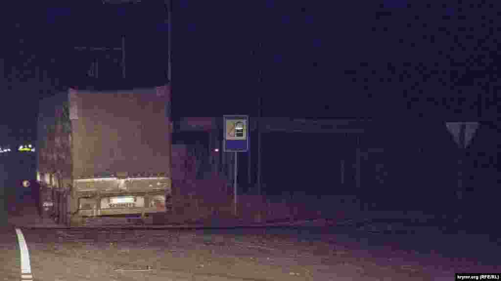 Большая часть крымских автозаправок не могла обслуживать клиентов. Не работали также круглосуточные аптеки, магазины