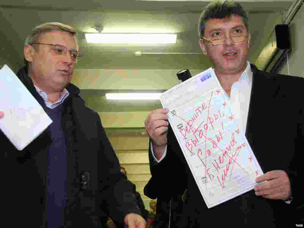 Борис Немцов с Михаилом Касьяновым перед "Маршем за честные выборы". Декабрь 2011 года