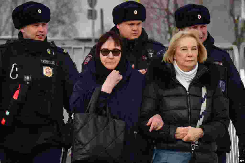 Матери Алексея (слева) и Юлии (справа) Навальных. Во время похорон Алексея Навального к собравшимся на Борисовском кладбище в Москве обратилась мать Юлии Навальной. Алла Владимировна рассказала, как познакомилась с Навальным 25 лет назад: "Моя дочь сказала, что это самый прекрасный парень. Таких больше, наверное, людей не бывает". Она также поблагодарила всех, кто пришел проститься с Навальным: "Огромное спасибо, что так много хороших, молодых людей, которые искренне любили Алексея, которые здесь целый день стоят на морозе, ждут, чтобы проститься с Алексеем. Огромное вам всем спасибо, и от нашей семьи низкий вам поклон"