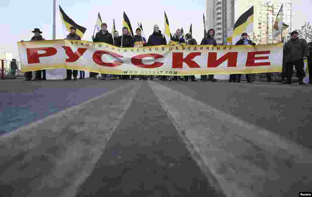 Участники "Русского марша" в День народного единства в Новоссибирске. 4 ноября 2014 