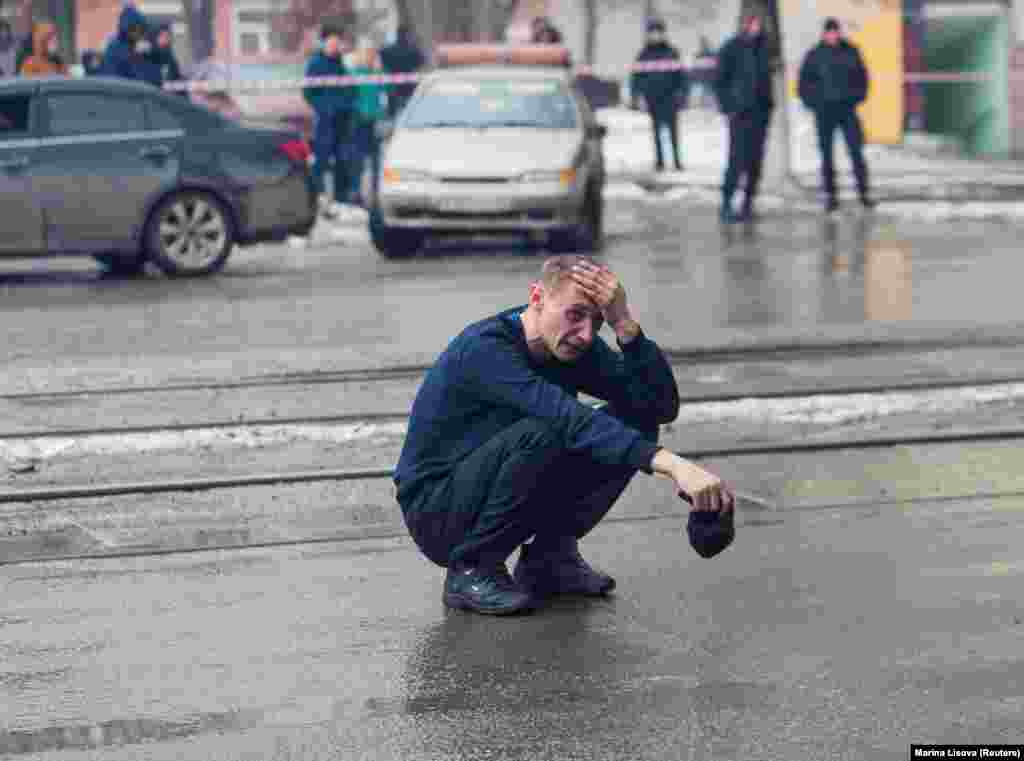 В графике президента России Владимира Путина пока нет посещения Кемерова, где в результате пожара в торгово-развлекательном центре погибли более 60 человек и около 50 пострадали. В Кремле также пока не комментируют возможность объявления общенационального траура в связи с трагедией в Кемерове, сообщил пресс-секретарь главы российского государства Дмитрий Песков.