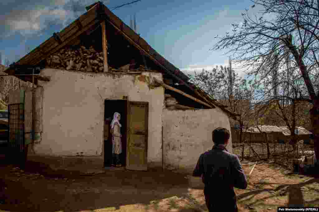 По словам мигрантов, их отправили в камеру временного содержания, насильно отобрав пятимесячного сына Умарали На фото – Зарина и ее брат
