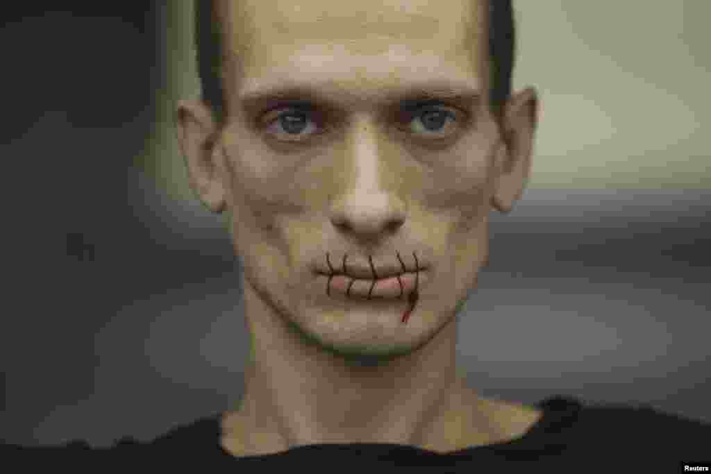 23 июля 2012 года Перт Павленский выступил в поддержку членов группы "Pussy Riot". Акция у Казанского собора в Санкт-Петербурге.