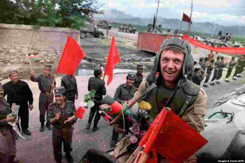 Февраль 1989 года. Советские войска покидают Афганистан, где они девять лет пытались военными методами поддержать местный коммунистический режим. Вывод войск сопровождался цветами и аплодисментами, но они не могли скрыть очевидного факта поражения советской армии в афганской войне. Жертвами этого конфликта стали почти 15 тысяч советских военнослужащих и, по некоторым оценкам, до миллиона афганцев