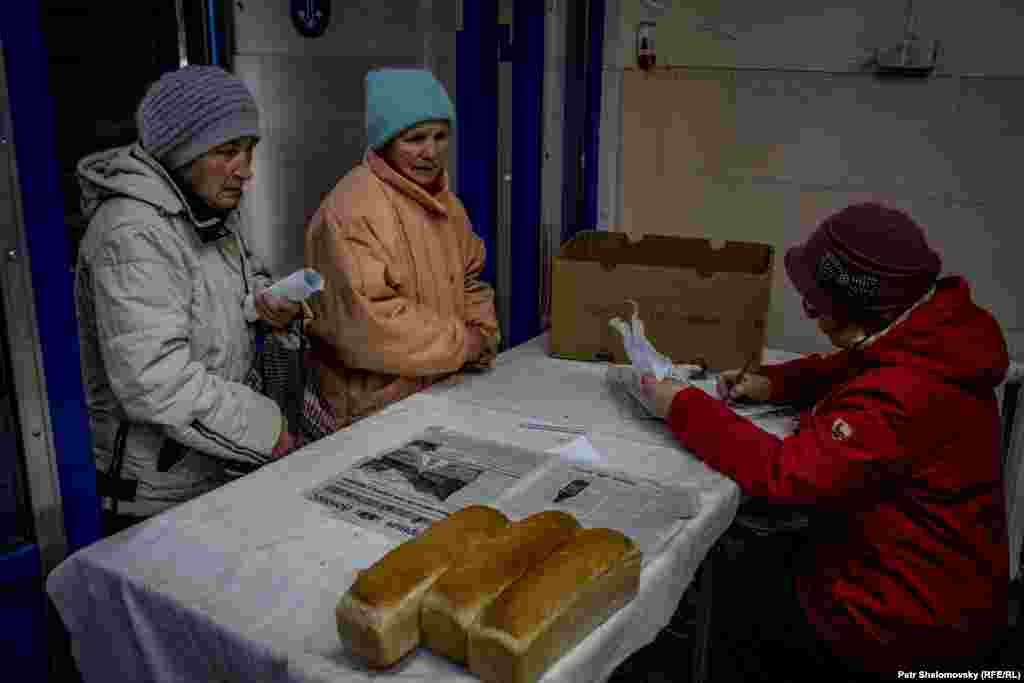 Волонтеры занимаются распределением продуктов. Дебальцево. 