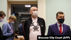 Сергей Смирнов (в центре) в Мосгорсуде 8 февраля 2021 года