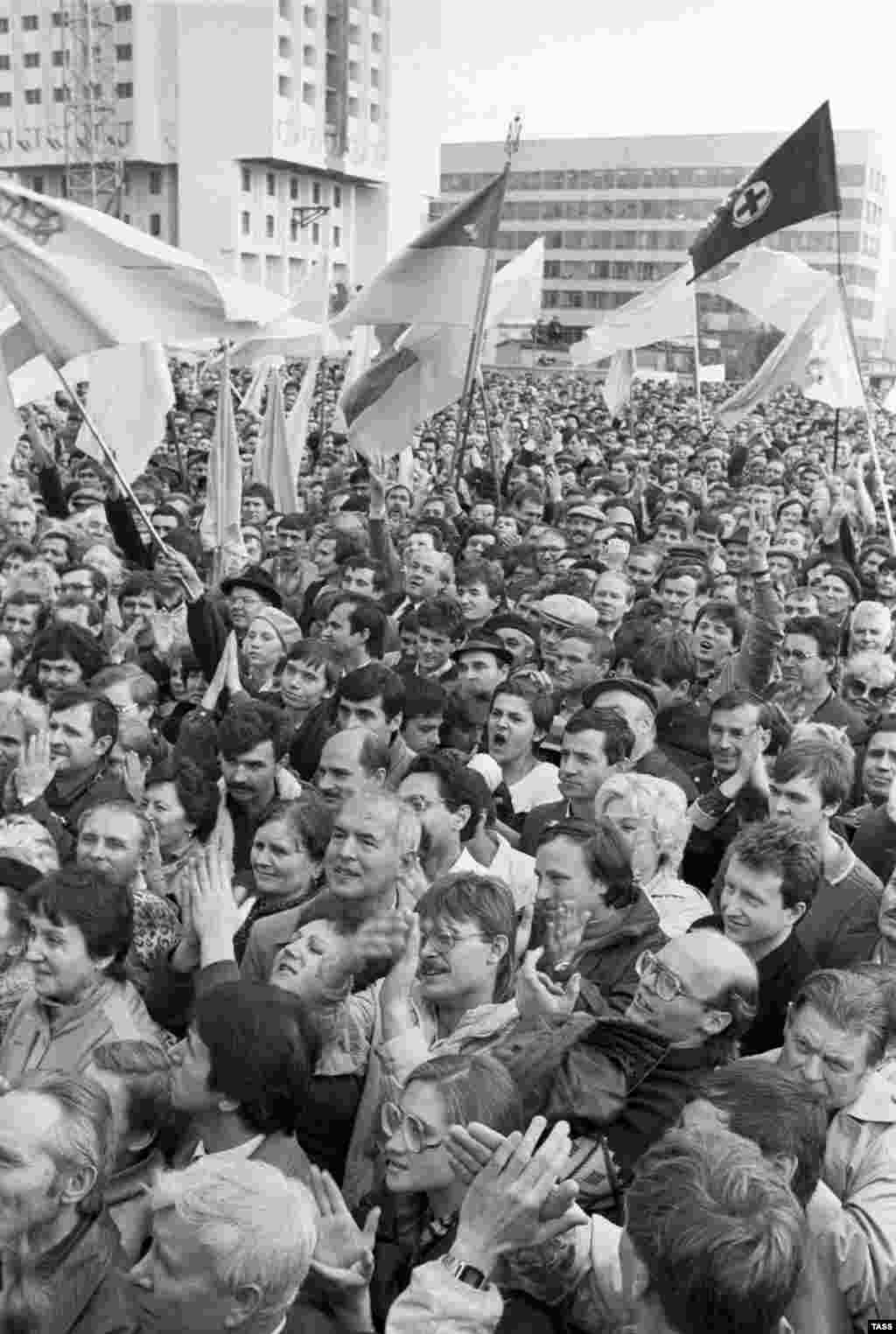 Демонстрация в Киеве, организованная украинским народным движением "Рух", 23 октября 1989 года