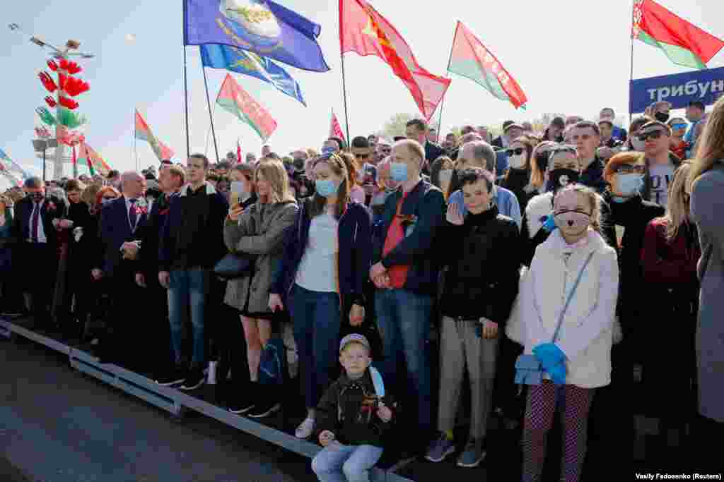 Плакатов с просьбой соблюдать дистанцию и носить маски на параде не было: люди на трибунах и рядом с ними стояли очень плотно