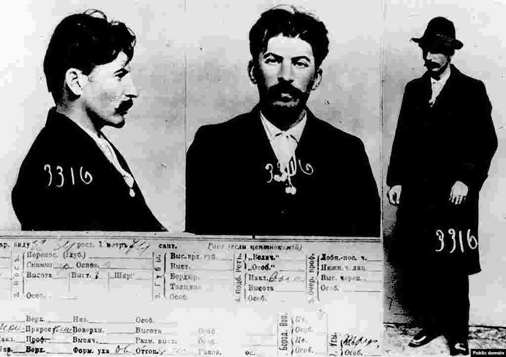 Фотографии из полицейского досье, сделанные в начале 1900-х годов. На них запечатлен человек, который позже станет известен как Иосиф Сталин. В годы, когда были сделаны снимки, группа революционеров совершила ограбление банка центре Тбилиси, убив около 40 человек