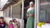 Мать-одиночка из Таджикистана хочет отдать своих детей в интернат, чтобы дать им образование