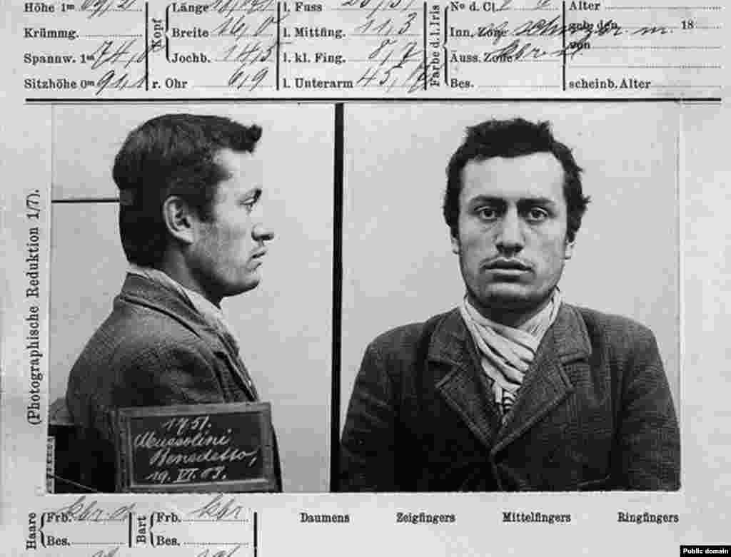 Еще одно полицейское досье, но уже со снимками Бенито Муссолини. В 1903 году будущий глава Италии отправился в Швейцарию, чтобы не проходить военную службу на родине. В Швейцарии он не смог найти постоянную работу и был арестован за поддержку забастовки рабочих. 