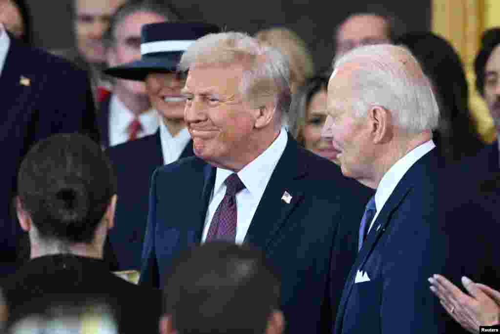 Перед принесением присяги у Трампа и его жены Мелании (стояла за спиной Трампа) было чаепитие с семьей покидающего Белый дом Джо Байдена – это традиционное мероприятие при смене президентов (при этом сам Трамп при вступлении Байдена в должность в 2021 году на его инаугурацию не пришел). Байден, сменивший Трампа после его в первого срока, в первый день отменил девять распоряжений своего предшественника, в том числе вернул США во Всемирную организацию здравоохранения и Парижское соглашение по климату, а также остановил строительство стены на границе с Мексикой.
