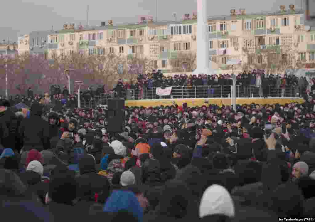В Актау введено чрезвычайное положение, но протестующих это не остановило. Люди скандировали "Правительство в отставку" и "Старик, уходи", требуя от Нурсултана Назарбаева окончательно уйти из политики