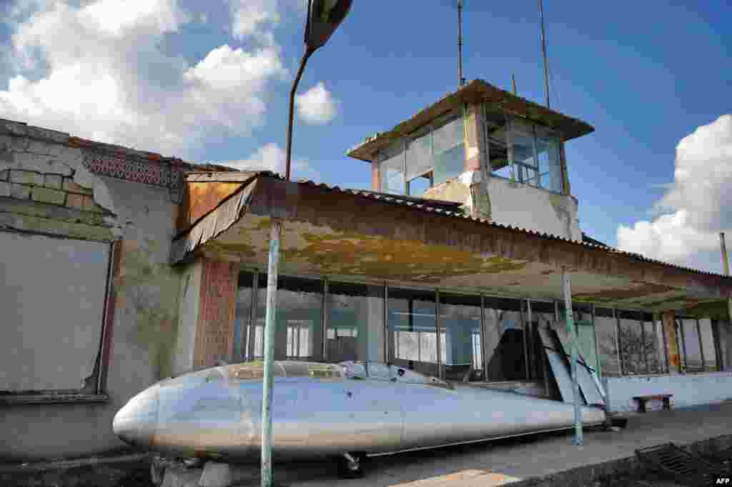 С этого аэропорта в маленьком городке Чадыр-Лунга самолеты не летают уже больше 20 лет. После развала СССР у властей Молдовы не осталось средств на поддержание объекта. В 2010 году правительство гагаузской автономии объявило о возможном восстановлении аэропорта, тем не менее ничего за этим заявлением не последовало