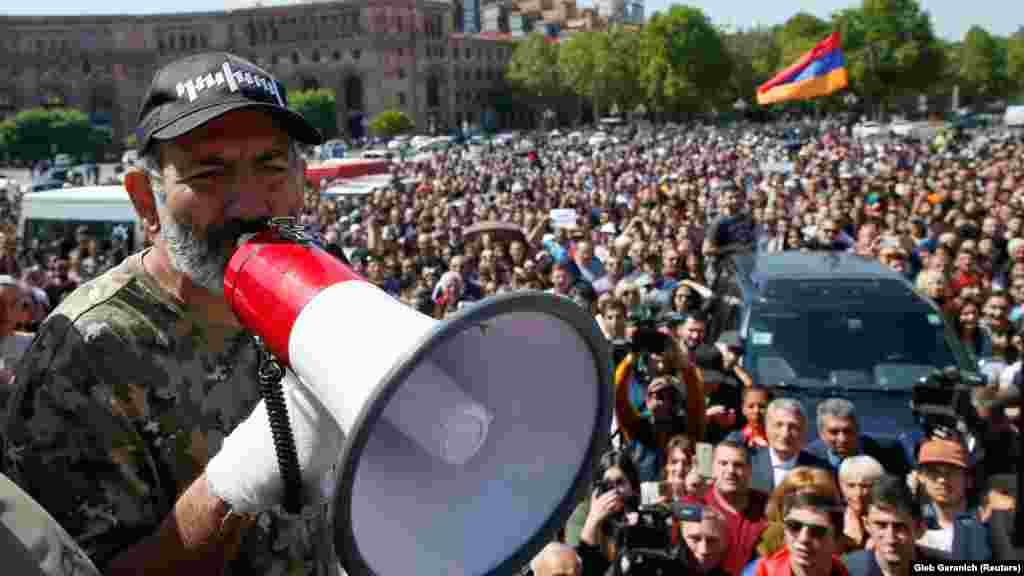 "Бархатная революция" в Армении: лидер протестов и будущий премьер Никол Пашинян выступает перед толпой. В 2018 году в Армении начались массовые протесты, которые закончились сменой власти. Их причиной стала конституционная реформа, которую инициировал бывший президент Серж Саргсян, чтобы сохранить свой пост. Когда Саргсян официально декларировал свои намерения, десятки тысяч людей вышли на улицы. На 11-й день демонстраций Саргсян ушел в отставку, а Пашинян вскоре был избран новым премьером