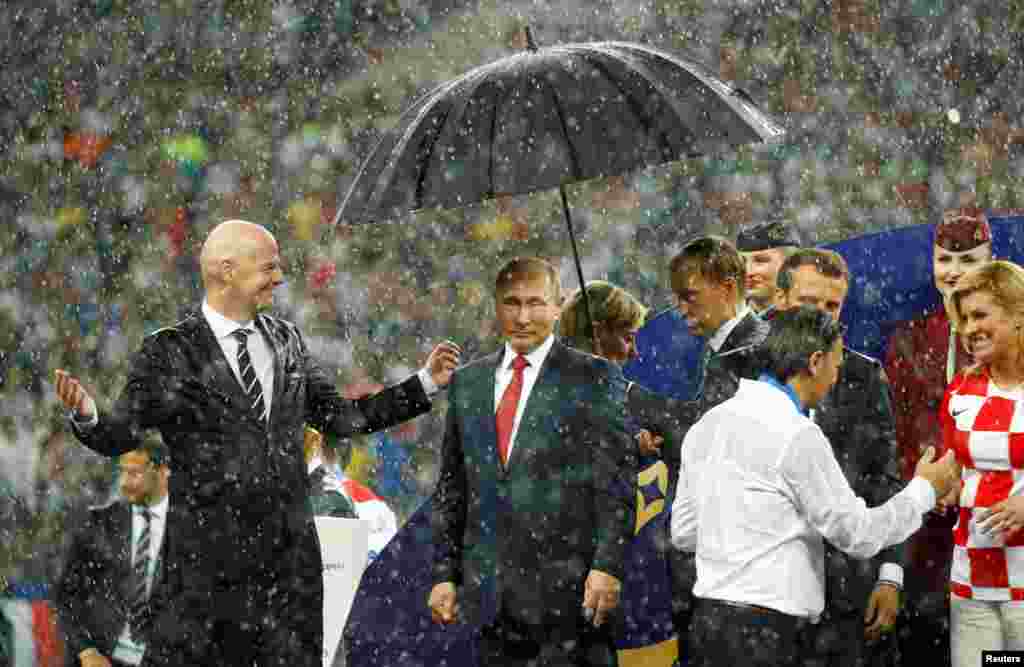 Во время награждения чемпионов мира по футболу пошел ливень. Президенты Франции и Хорватии поздравляли футболистов под дождем. Зонтик охрана держала сперва только над российским президентом Владимиром Путиным