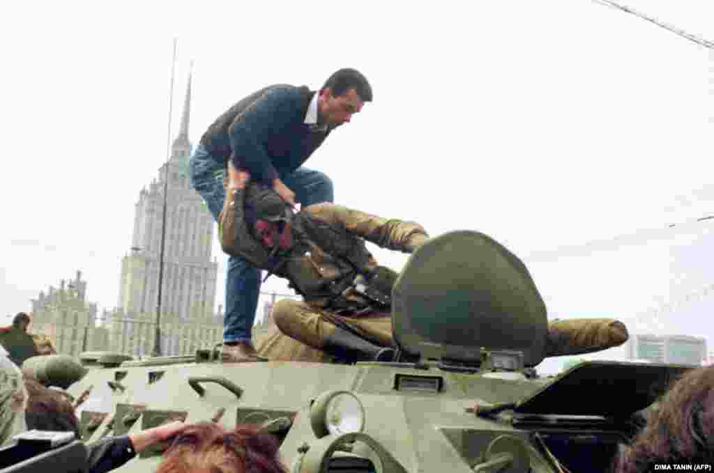 Август 1991 года: попытка государственного переворота в Москве. Горбачев блокирован на даче в Крыму, здание российского парламента – "Белый дом" на Краснопресненской набережной – окружили танками. Ельцин и его сторонники оказывали сопротивление путчу, который спустя три дня проваливается. Горбачев возвращается в Москву, но его политический авторитет безвозвратно утерян