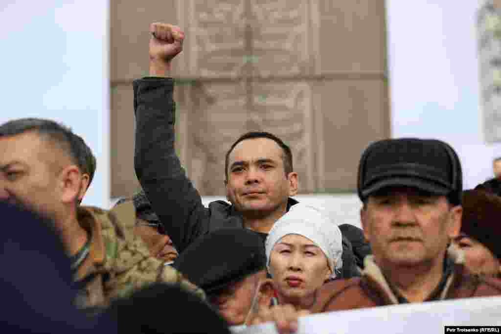 Второго января в Казахстане начались массовые протесты в связи с повышением цены на сжиженный газ. Постепенно они охватили всю страну. Власти Казахстана вначале заявили, что на Алматы напали "20 тысяч террористов" (впоследствии МВД уточнило, что речь идет об общем числе участников акций протеста в городе), якобы подготовленных за рубежом, в связи с чем Токаев обратился к блоку ОДКБ с просьбой о помощи