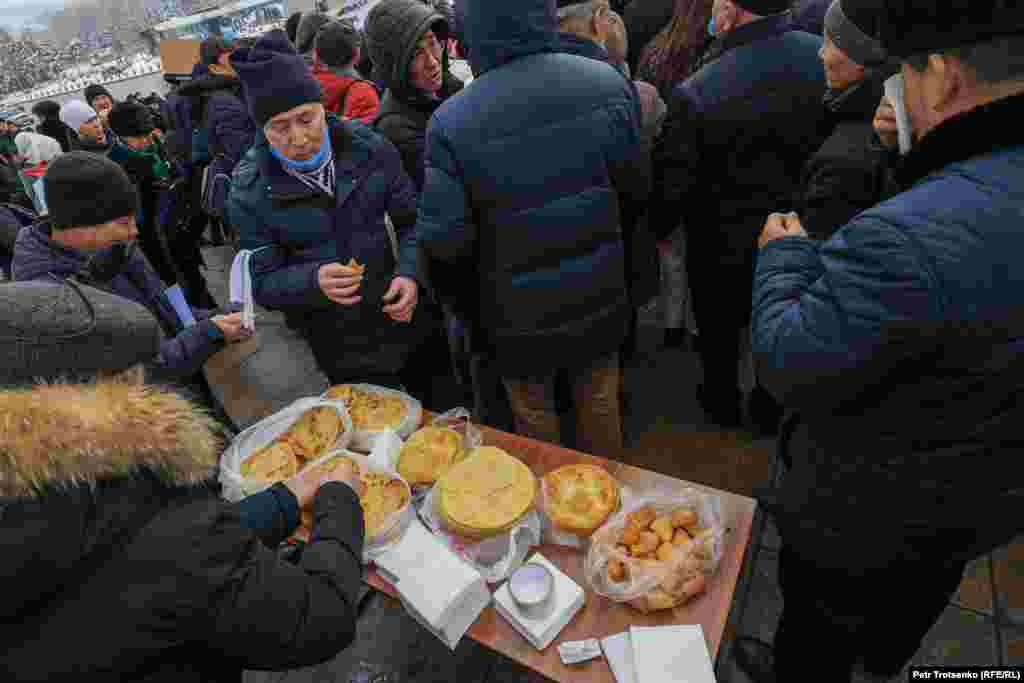 На акции также раздавали шелпеки (казахский обычай, когда раздают жареные лепешки в знак памяти умерших и благополучия живых)
