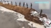 Жители сел в Северном Казахстане укрепляют дамбы: вода приблизилась к Петропавловску