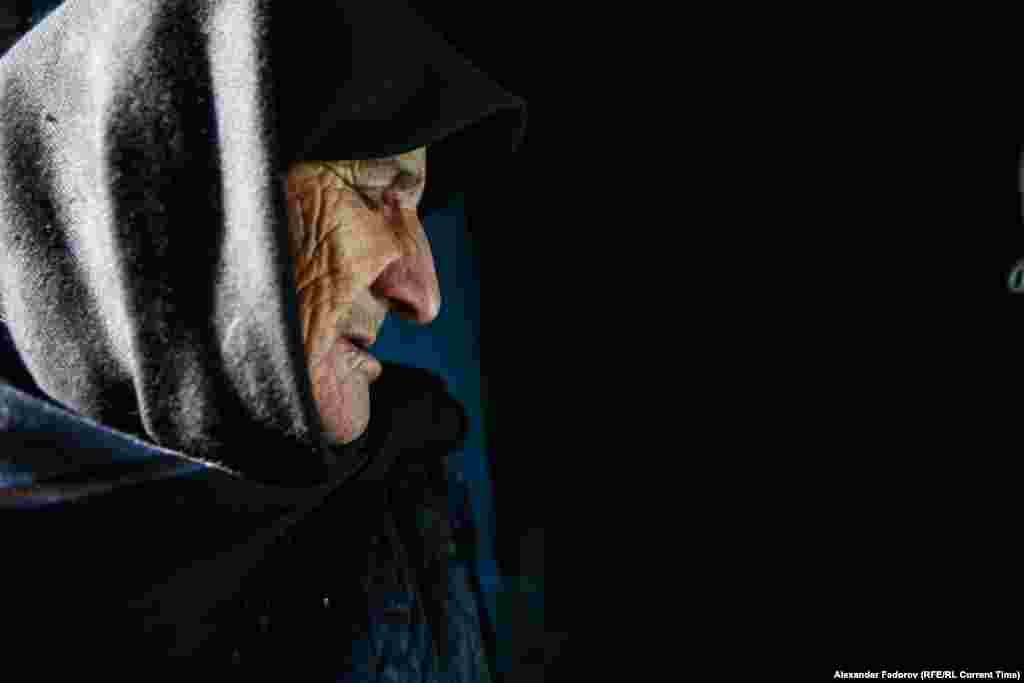 Сейчас все, кто мог, уже уехали, но остался последний житель – бабушка Патимат. Она не стала переезжать из принципа. Патимат родилась в крестьянской семье в этом самом ауле, в нем работала, хочет в нем и умереть. Никто точно не знает, сколько ей лет: кто-то говорит, что 77, кто-то – 89. Русского языка она не знает