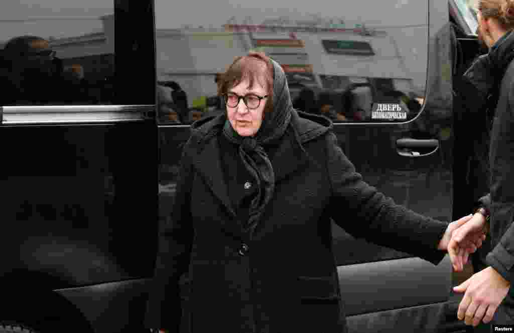 Мать политика Людмила Навальная у входа в храм 
