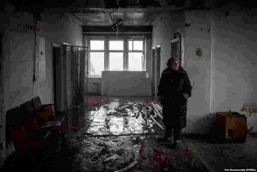 Из-за массированных обстрелов больница оказалась полностью разрушена. Марченко спасла часть медицинского обородования и медицинские карты пациентов – теперь все это хранится у нее дома