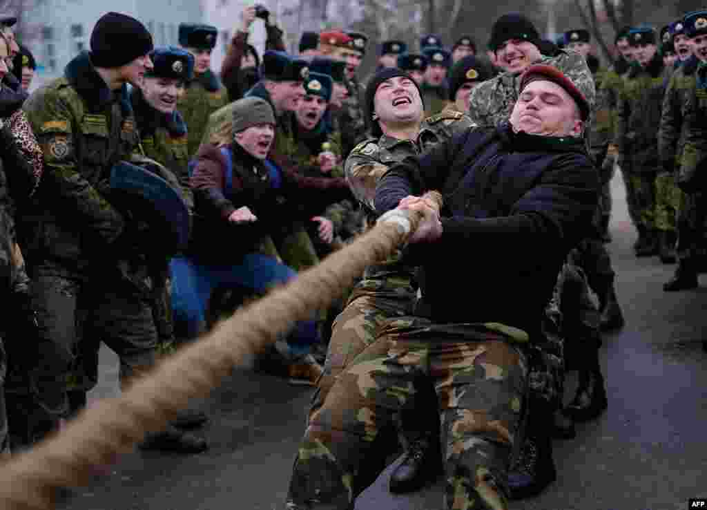 Перетягивание каната – одно из традиционных развлечений на Масленицу. Минск, Беларусь