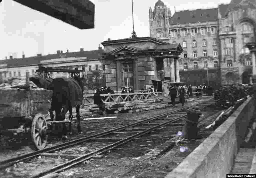 Работы на мосту Сеченьи. 1914 год. На заднем плане – Дворец Грешем, построенный в стиле модерн, где сегодня находится один из самых роскошных отелей Будапешта