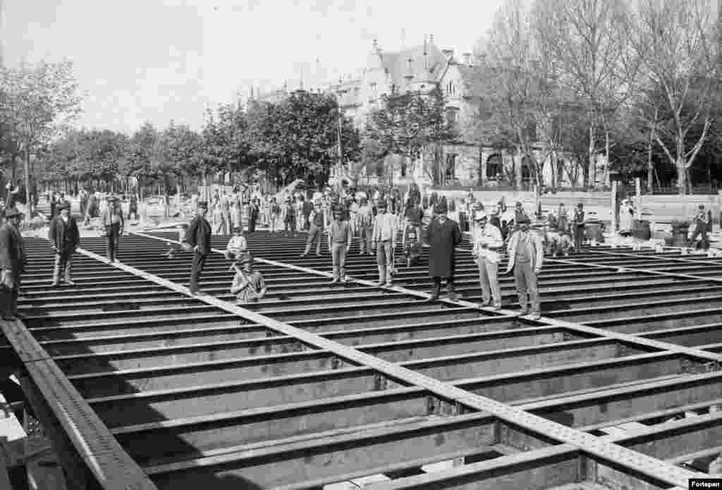 Строительство крыши станции метро Dosza Gyorgy Road, 1893 год. Метро Будапешта — одно из старейших в мире. Старше него только лондонская подземка